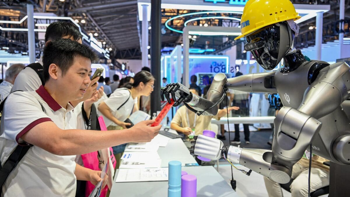 China avanza en inteligencia artificial mientras enfrenta desempleo juvenil, caída del consumo, crisis inmobiliaria y deflación, generando dudas sobre su estrategia económica.