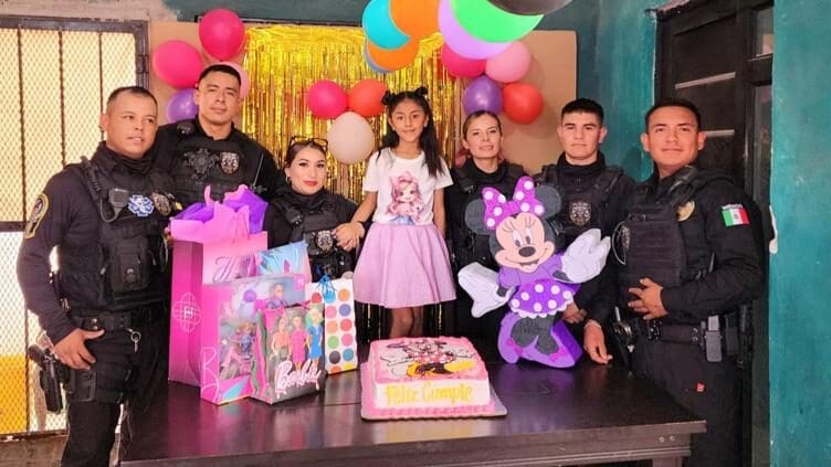Policías municipales visitaron a Nicol en su hogar para festejar su cumpleaños número 9 y convivir con ella y su familia.