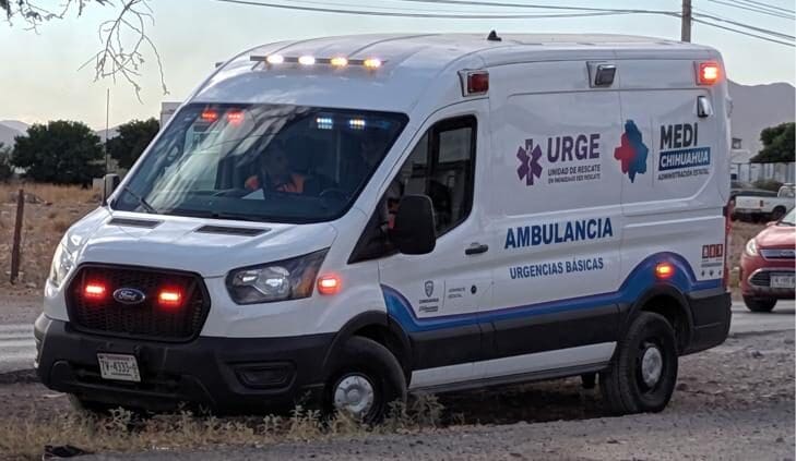 Un recién nacido fue localizado abandonado dentro de una tapia en Valles de Chihuahua; paramédicos de URGE lo atendieron y será trasladado a un hospital.