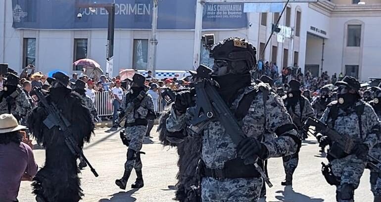 Ejército Mexicano y Guardia Nacional participaron en el desfile de Independencia en Chihuahua con vehículos blindados, tropas tácticas y binomios caninos.