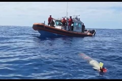 Pescadores hallaron un torpedo de prácticas a 42.7 kilómetros de Ensenada. Marina confirmó que no tenía carga peligrosa y lo aseguró.