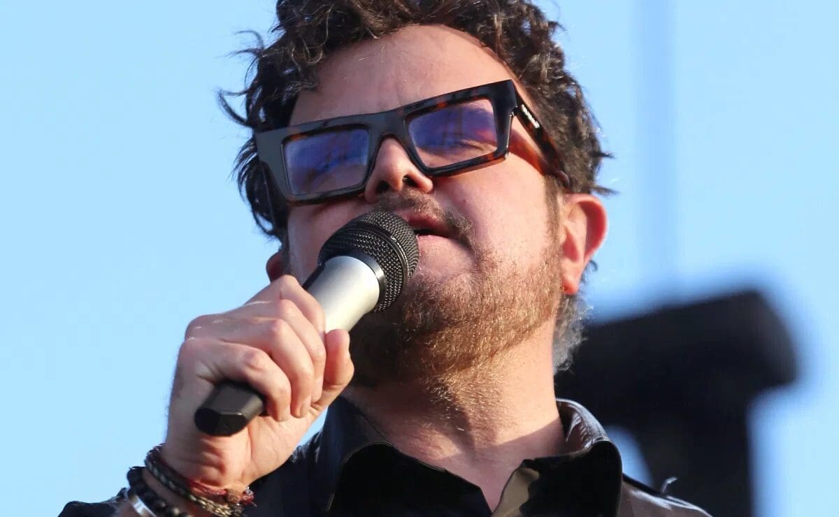 Aleks Syntek anunció que se alejará de México tras la polémica por su presentación del Grito de Independencia y defendió su reacción ante el público.