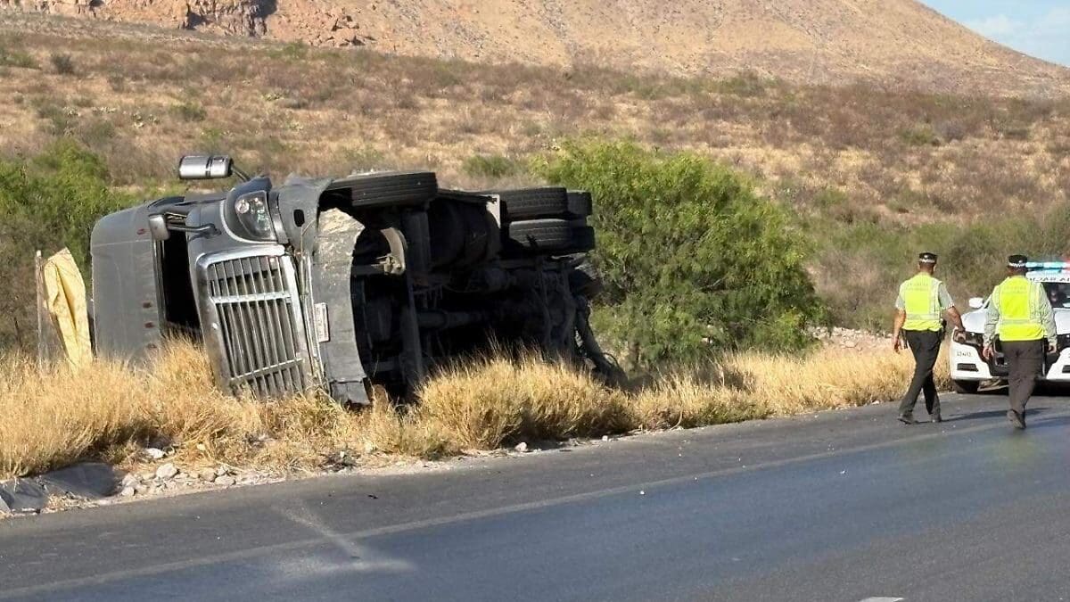 Un tráiler cargado de azúcar volcó en el kilómetro 201 de la carretera Delicias-Chihuahua; el conductor sufrió golpes leves.