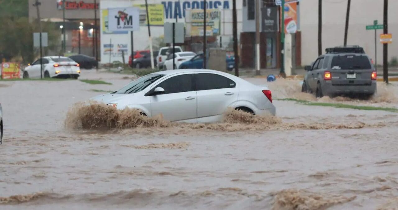 El Gobierno Municipal de Chihuahua identificó 9 cruces viales de alto riesgo por inundación ante las lluvias de esta semana. Protección Civil pide no cruzar corrientes de agua y reportar emergencias al 9-1-1.