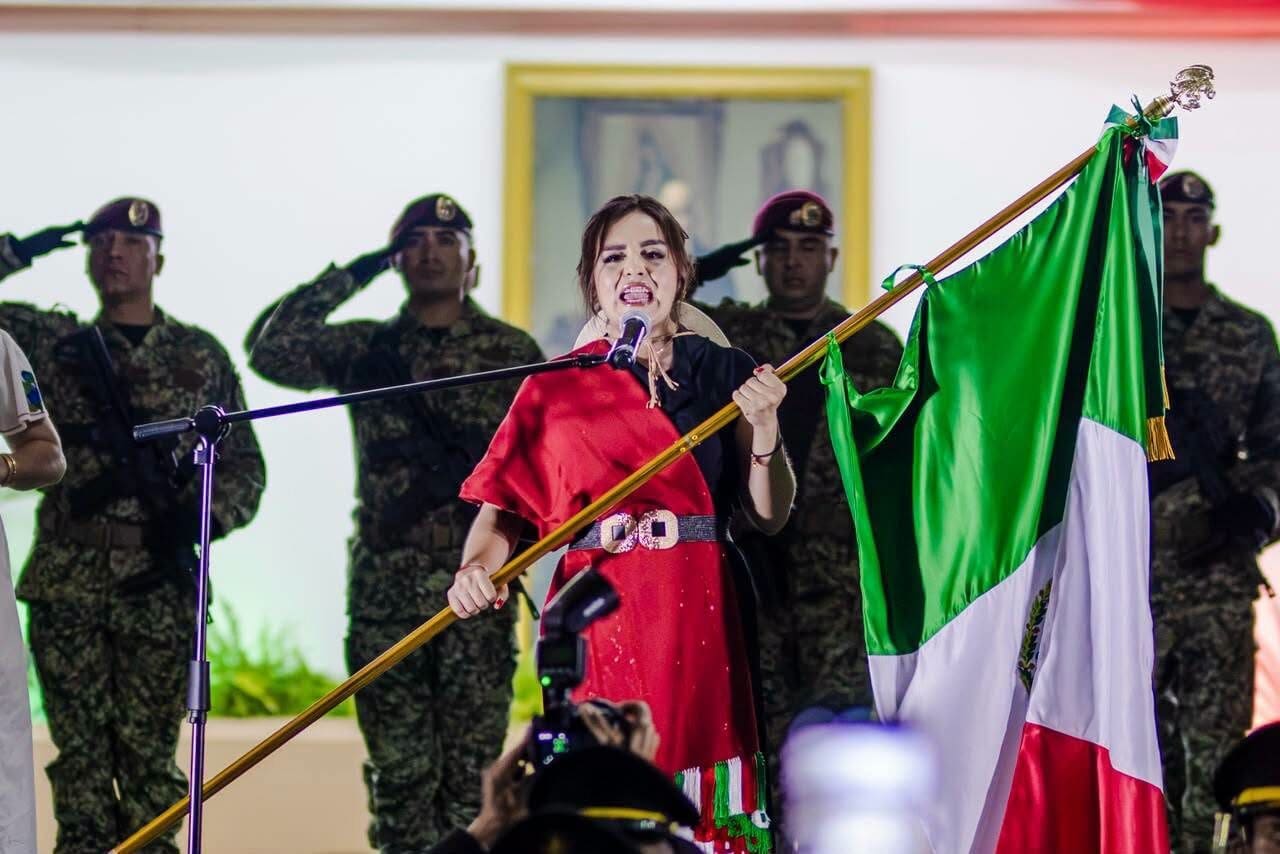 Grecia Quiroz encabezó el Grito de Independencia en Uruapan y recordó a Carlos Manzo, además de exigir justicia para las víctimas de la delincuencia.
