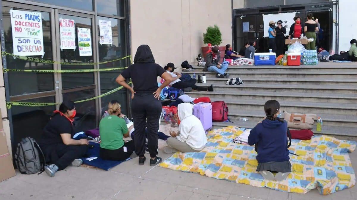 Normalistas mantienen su tercer día de protesta en Chihuahua y cierran la calle Carranza para exigir plazas docentes definitivas.