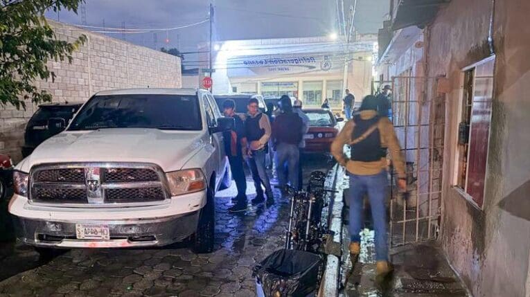 Tres hombres fueron detenidos durante un operativo en un domicilio de Santo Niño, donde también aseguraron la carrocería de una motocicleta robada.