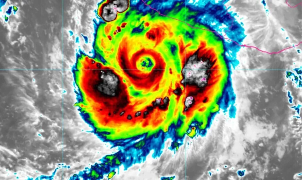El huracán Polo se debilitó a categoría 4 frente a México, pero mantiene lluvias intensas, viento y oleaje elevado en estados del Pacífico.