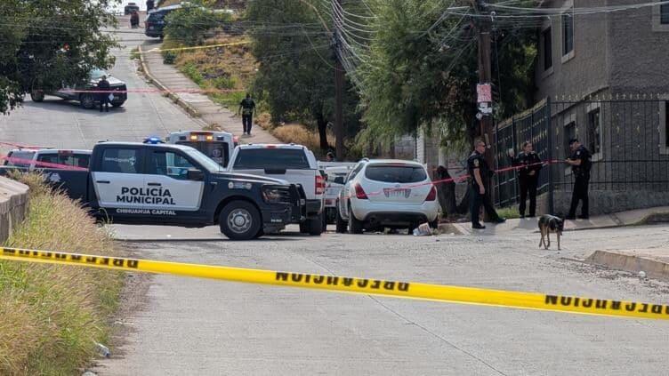 Un motociclista de aproximadamente 35 años fue ejecutado a balazos en la colonia Lealtad II; Fiscalía investiga el ataque ocurrido en Chihuahua.