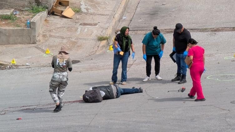 Un motociclista de 35 años murió tras recibir un disparo en la cabeza en Lealtad II; autoridades investigan un posible ataque previo.