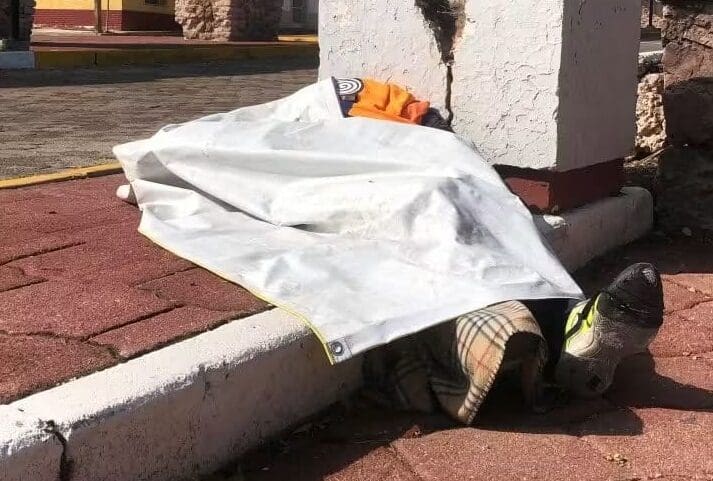 Denuncian presunta falta de atención a una persona aparentemente intoxicada que permaneció horas en la vía pública de Los Arcos.
