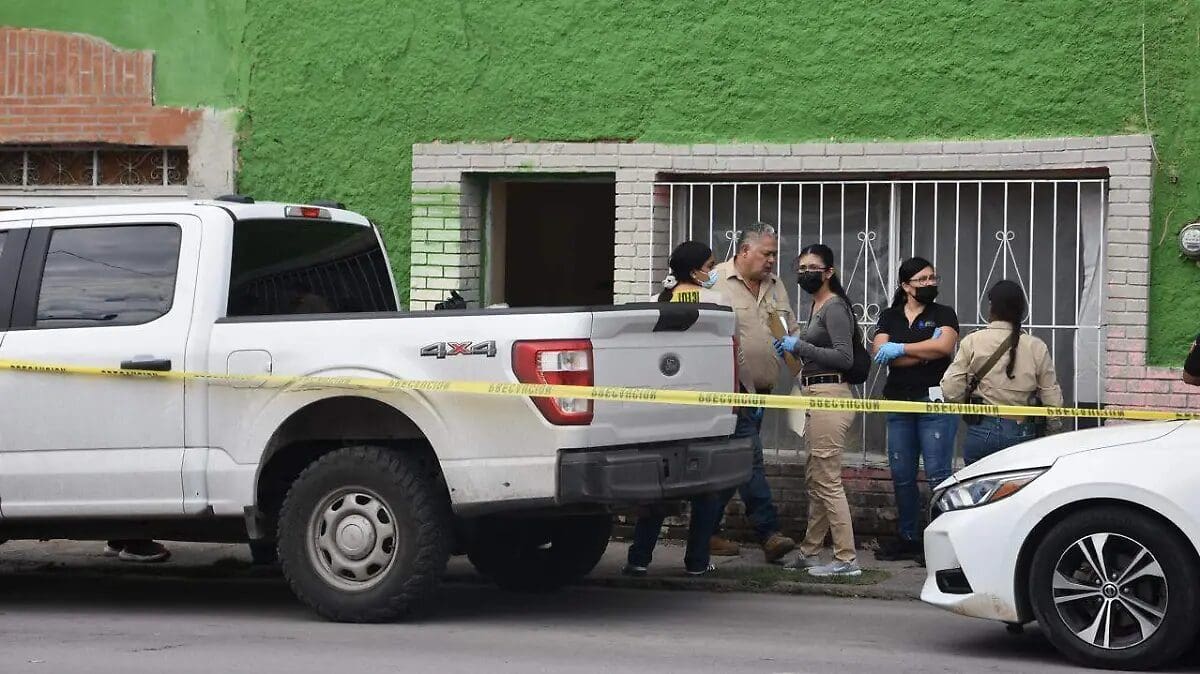 Localizan sin vida a una mujer de aproximadamente 72 años dentro de un domicilio de la colonia Santa Rosa; Fiscalía investiga el caso.