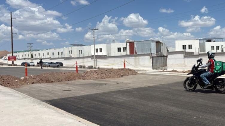 Vecinos del norte de Chihuahua piden abrir un puente bloqueado con tierra y escombro para aliviar el caos vial generado por obras en Tecnológico y Los Arcos.