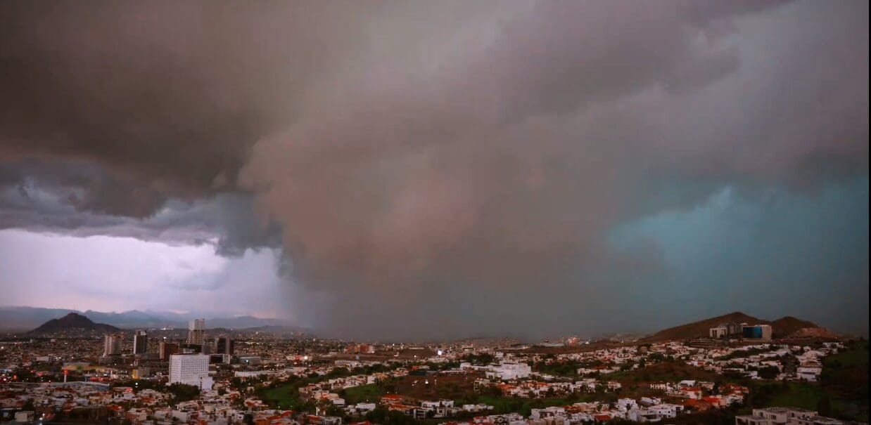 VIDEO: El cielo de Chihuahua cambió en menos de cuatro horas y mostró lluvia, sol, arcoíris, neblina y una tormenta durante una misma tarde.