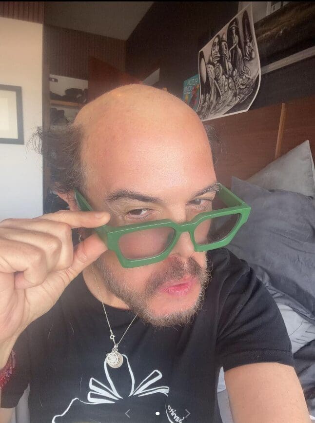 Aleks Syntek anunció en redes sociales la rifa de su peluquín y dijo que destinará lo recaudado al desarrollo musical de un niño.