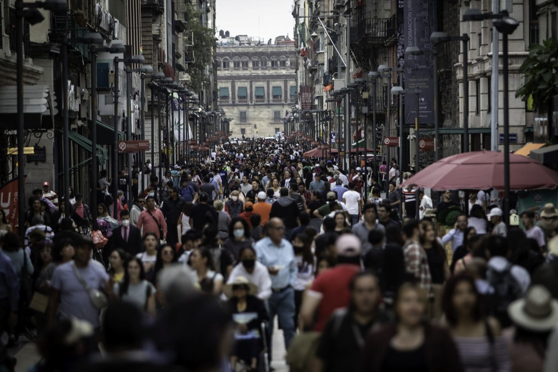 INEGI revela que el crecimiento poblacional de México se desaceleró, mientras disminuye la fecundidad y aumenta la edad mediana de la población.