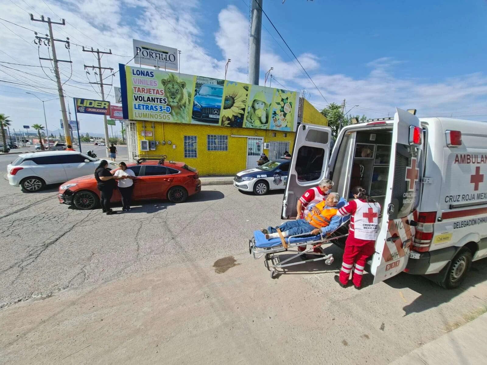 Adulto mayor fue atropellado por una conductora de Kia Forte en la avenida Tecnológico; Cruz Roja lo trasladó a un hospital.