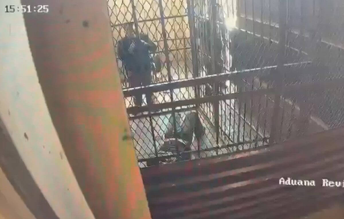 Un video de seguridad muestra presuntas agresiones contra un reo que murió en Chihuahua; cuatro policías procesales fueron detenidos por homicidio y tortura.