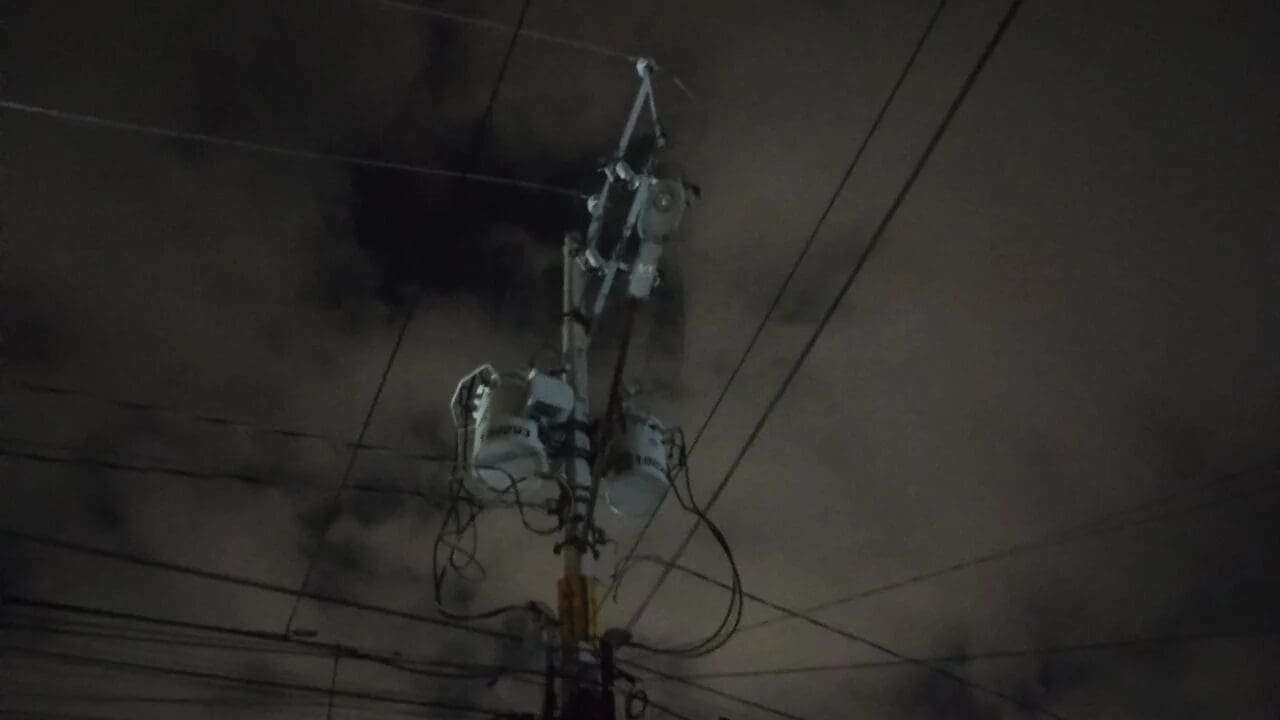 Vecinos de tres colonias del norte de Chihuahua reportan cortes de luz de hasta 40 horas y afectaciones por la falta de electricidad.