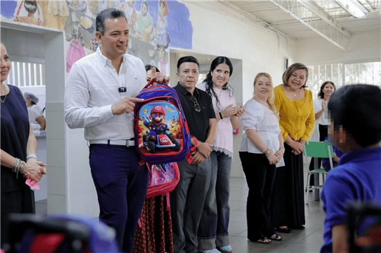 🎒📚 Un total de 200 niñas y niños de la Granja Hogar de Nombre de Dios recibieron mochilas y útiles escolares mediante el programa Reto Útil. ¿Qué te parece este tipo de apoyos para estudiantes? 👇