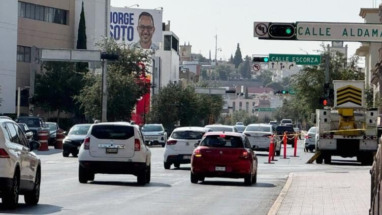 Normalistas desbloquearon la calle 11 del Centro de Chihuahua tras cuatro días de protestas, permitiendo que la circulación vehicular se regularizara.