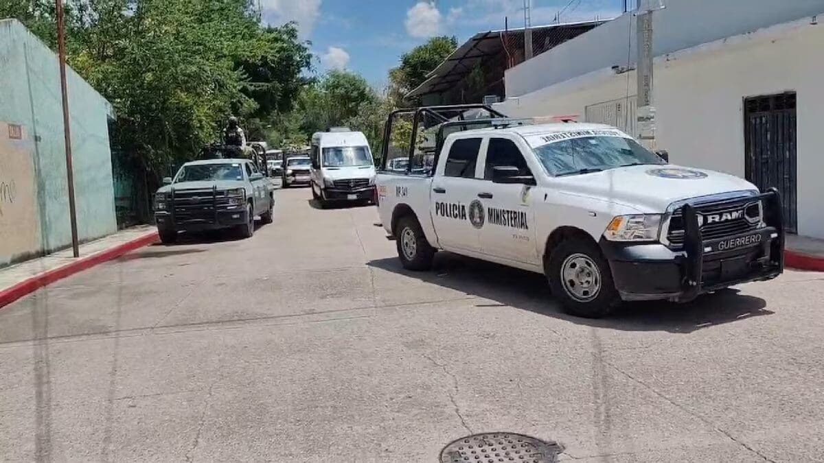 Operativo Enjambre dejó 71 detenidos en Guerrero por presuntamente desempeñar funciones policiales sin acreditar su pertenencia a corporaciones municipales.