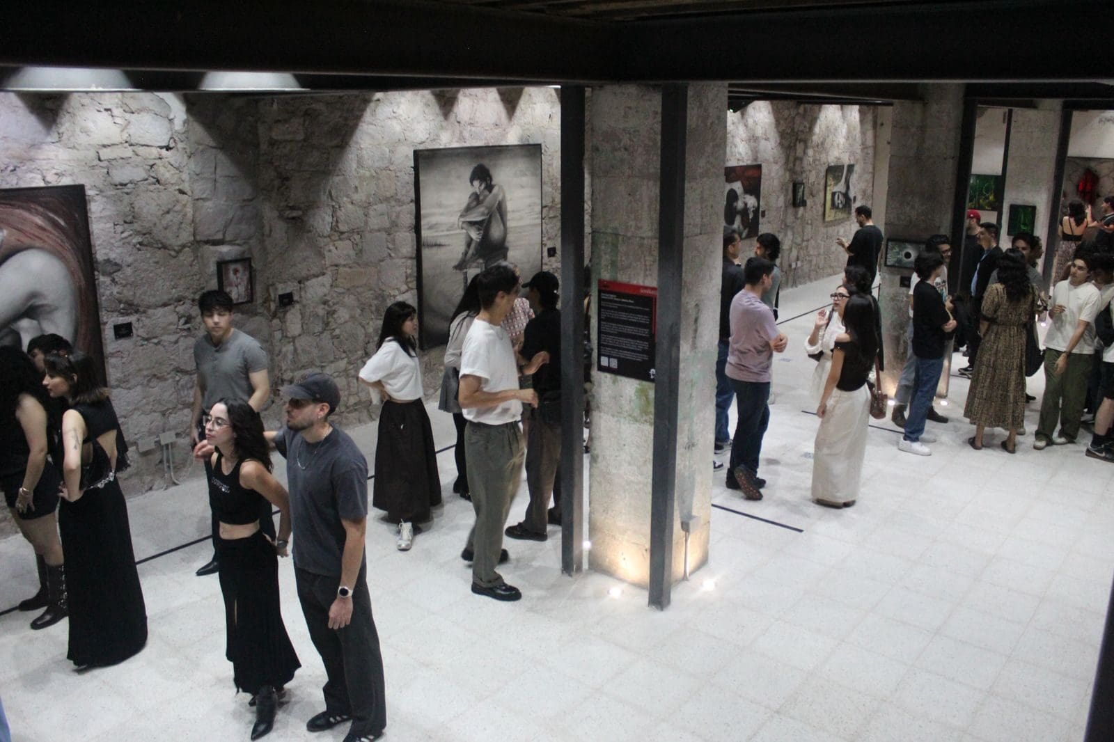 EXHUMADOS, exposición del artista chihuahuense Miguel Ángel Magdaleno, fue inaugurada en Le Cougar con jazz en vivo y entrada libre.