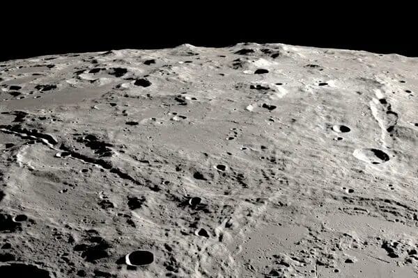 Científicos del SETI proponen analizar el polvo lunar para buscar posibles restos alienígenas y partículas de tecnología extraterrestre.