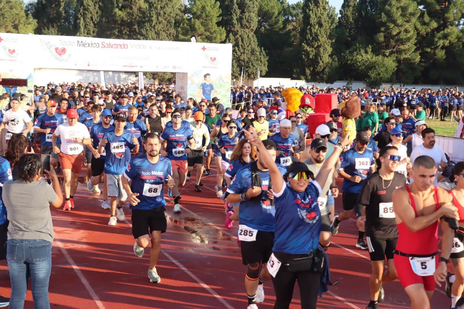 Mil 500 corredores participaron en Chihuahua en la carrera Todo México Salvando Vidas de Cruz Roja, donde Jesús Aggi ganó los 10 kilómetros.