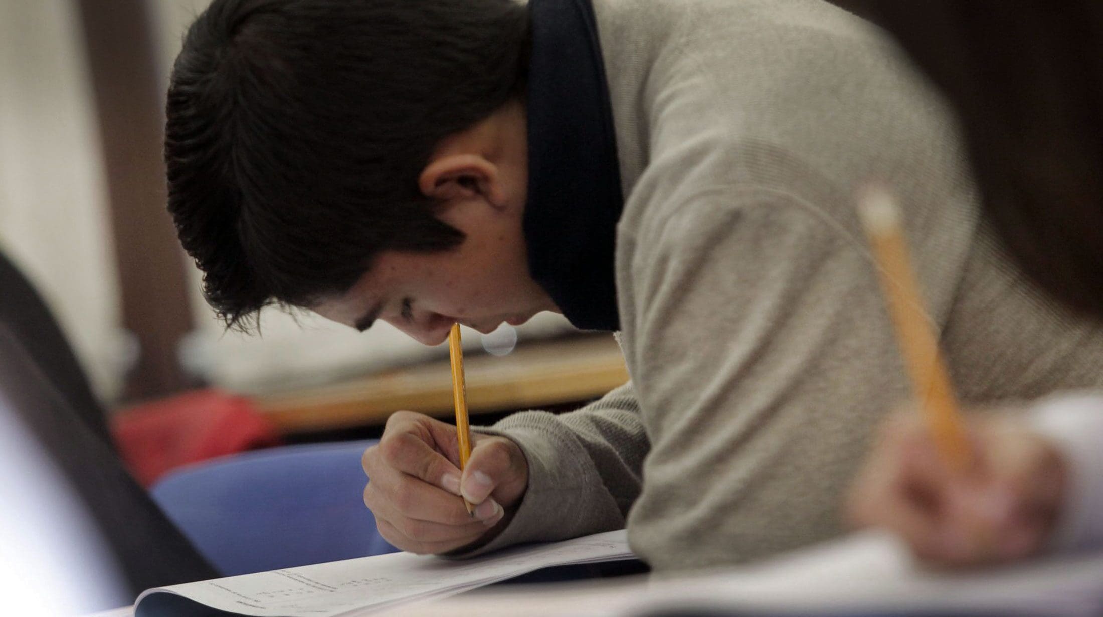 PISA 2025 revela que 69% de los estudiantes mexicanos no alcanza el nivel mínimo en Matemáticas. México obtuvo 388 puntos y cayó siete respecto a 2022.