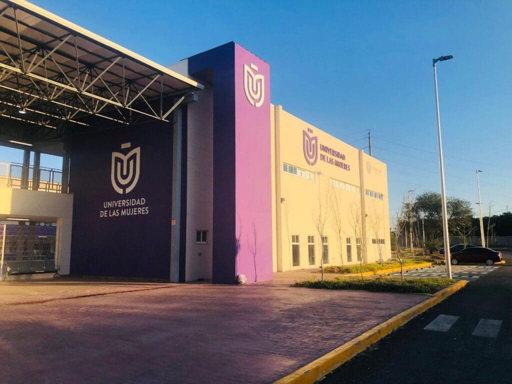 La Universidad de las Mujeres suma más de 400 inscritas en Chihuahua y amplía su oferta académica con modalidades en línea y mixta.