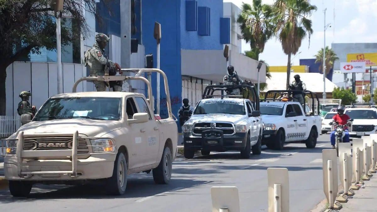 Guardia Nacional y Ejército desplegaron un operativo en la FGR de Chihuahua, donde fueron ingresadas dos personas detenidas y se generó tráfico lento.