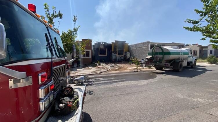 Incendio consume por completo una vivienda en el fraccionamiento Romanzza, donde autoridades investigan una posible provocación del fuego.