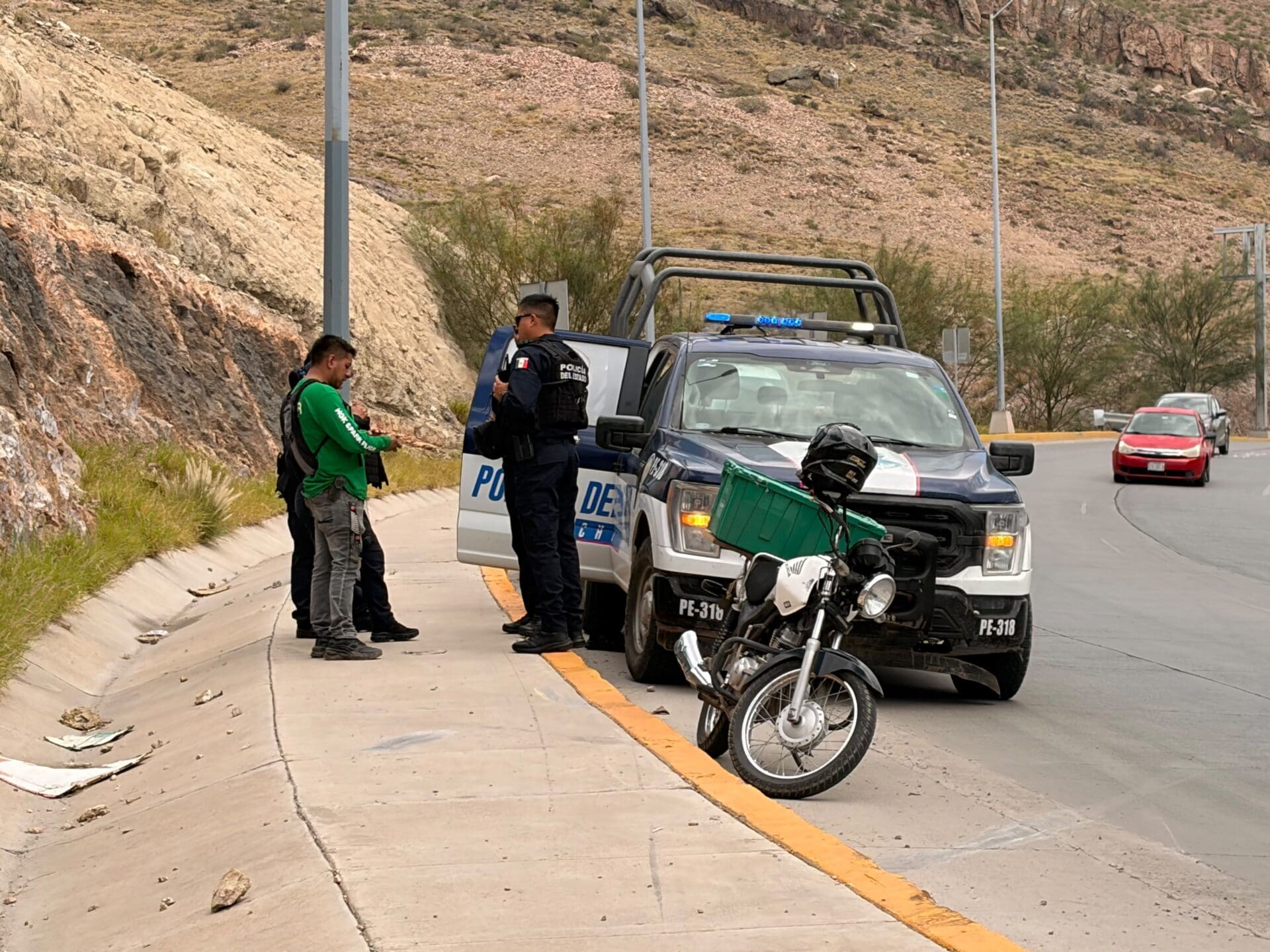 Dos sujetos armados asaltaron a un repartidor de Rolcar y le robaron 50 mil pesos en la carretera Aldama-Chihuahua.