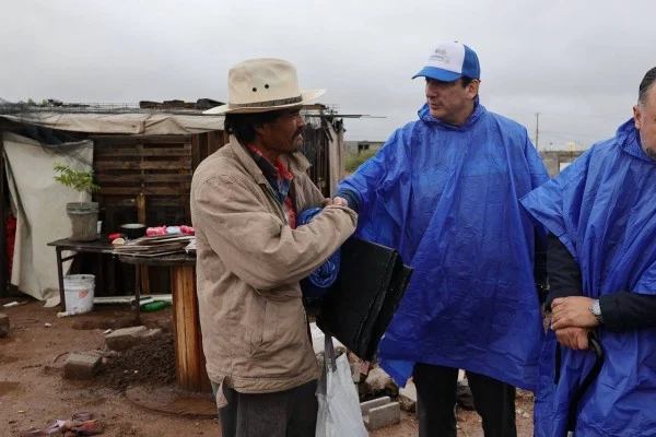 Entregan apoyos a familias de 10 colonias tras el impacto de las lluvias