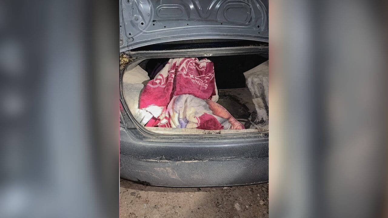 Detienen en Ciudad Juárez a conductor con cadáver en la cajuela