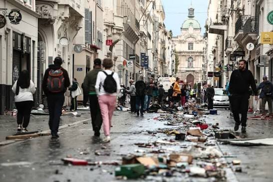 Francia amanece bajo tensión y destrozos tras multitudinarias protestas