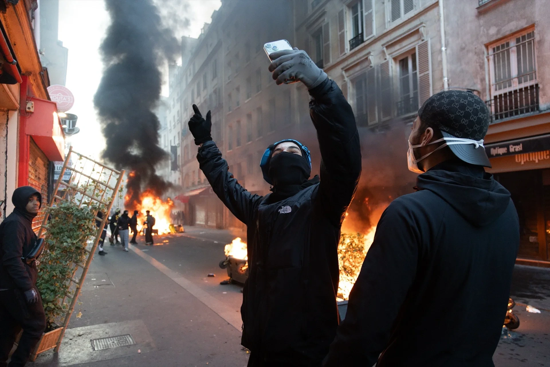 Francia estudia toques de queda tras graves disturbios y protestas