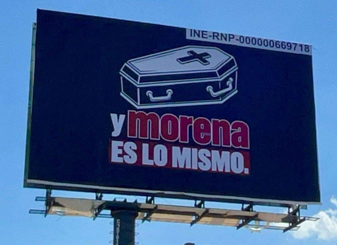 Espectacular contra Morena aparece en avenida Politécnico Nacional de Chihuahua con un féretro y la frase “…y Morena es lo mismo”.