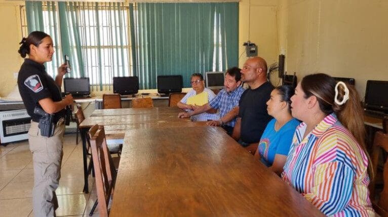 D.A.R.E. ofrece talleres de 10 sesiones para padres de familia en Chihuahua, enfocados en prevención de adicciones, vapeadores y comunicación familiar.