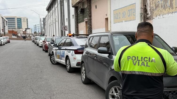 Policía Vial multó a más de diez conductores por estacionarse en sentido contrario sobre la calle Ángel Trías, en el Centro de Chihuahua.