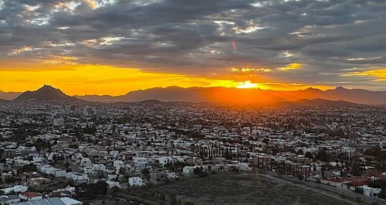 El primer frente frío de la temporada refresca Chihuahua este viernes, con máxima de 25 grados en la capital, rachas de hasta 55 km/h y lluvias.,