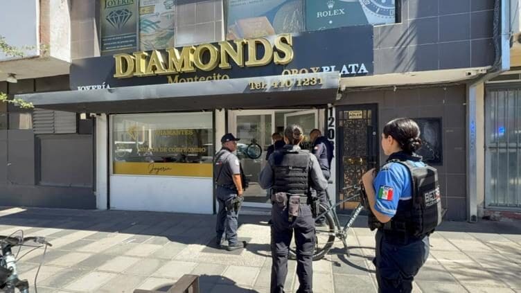 Reportan robo en la joyería Diamonds del Centro de Chihuahua; autoridades investigan y realizarán peritajes para determinar el monto sustraído.
