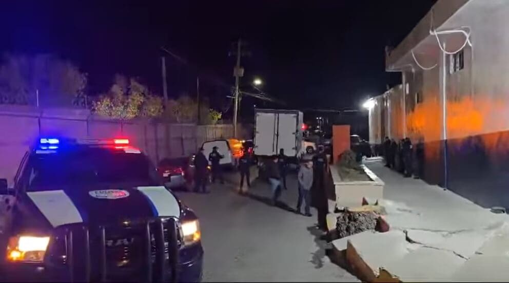 Padres y docentes sometieron a dos presuntos agresores tras un ataque en una secundaria de Torreón, donde murió la subdirectora y cuatro personas resultaron heridas.