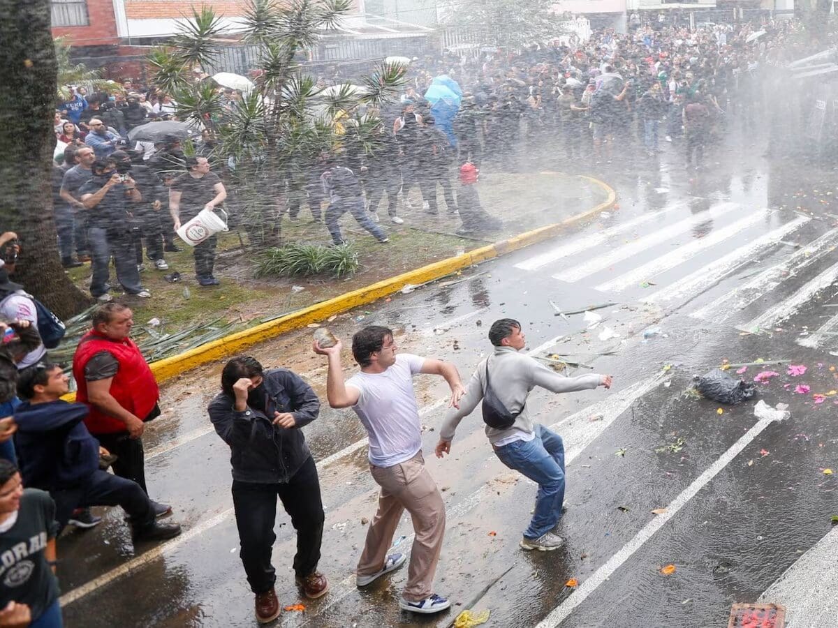 La SSE de Jalisco identificó a 17 policías por uso indebido de la fuerza en la marcha por agua limpia. Conoce las sanciones posibles y cómo enviar videos.