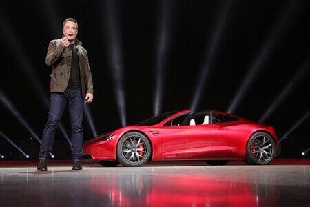 Elon Musk presentó el nuevo Tesla Roadster, que se elevó, giró en el aire y aceleró de 0 a 96 km/h en 0.81 segundos. Conoce los detalles del evento.