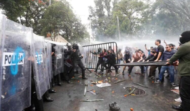 La CNDH atraerá la investigación sobre la represión en la marcha por el agua en Jalisco, con al menos 40 detenidos arbitrarios. Sheinbaum pide saber quién dio la orden.