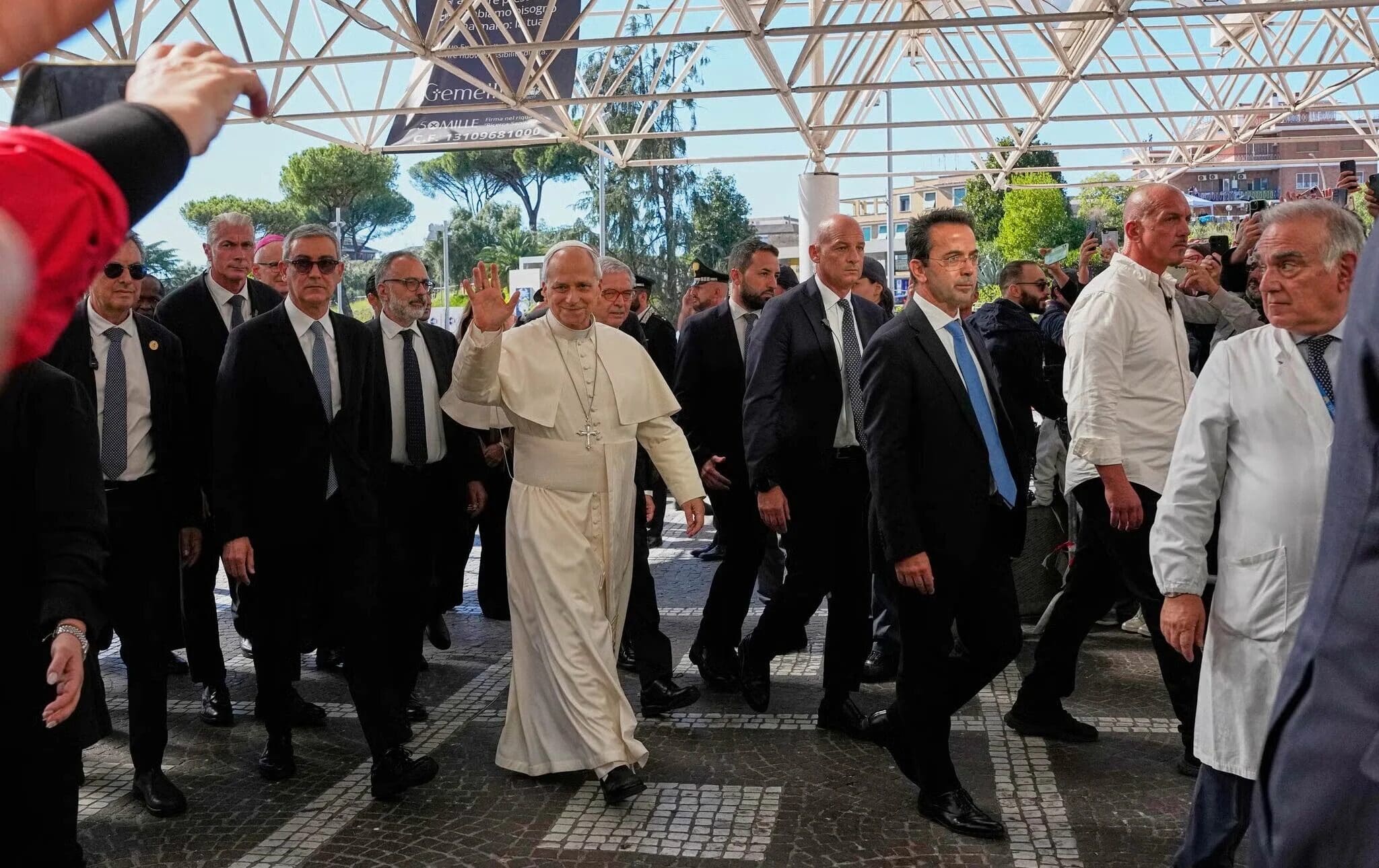 El Vaticano confirmó que al papa León le diagnosticaron adenocarcinoma pulmonar tras una cirugía exitosa. Conoce los detalles de su recuperación y su agenda.