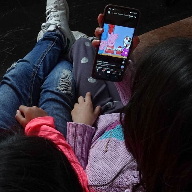 Sheinbaum firmó un decreto que prohíbe el contenido violento y sexual para menores de 18 años en las redes sociales. Conoce qué obligaciones tendrán las plataformas.