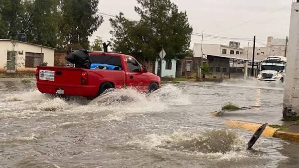 Fuertes lluvias y arroyos desbordados afectan el norte de la ciudad